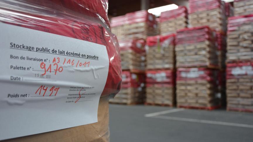 In deze opslagplaats in Herstal ligt 12.577 ton magere melkpoeder opgeslagen. Dit zijn 8.385 paletten van 1.500 kg of nog 503.084 zakken van 25 kg. Indrukwekkende cijfers...
