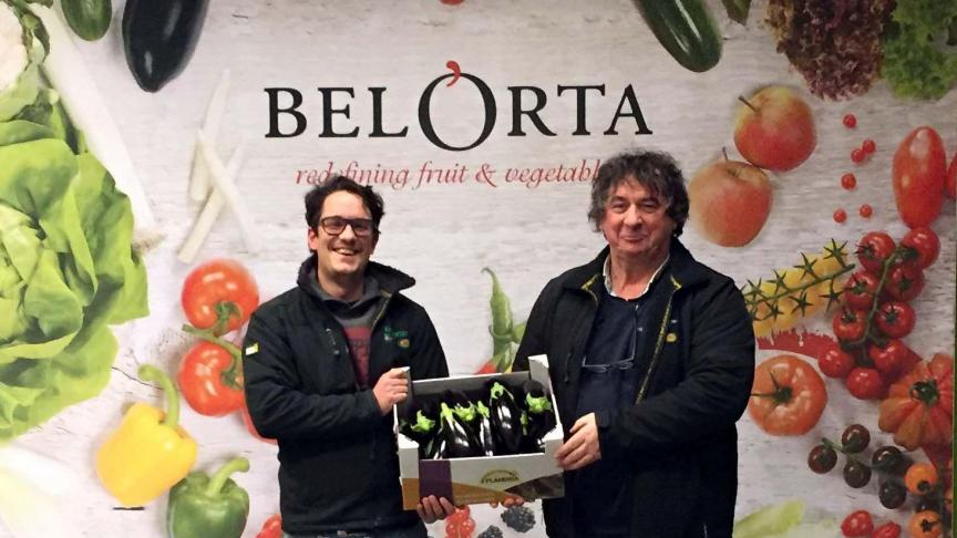 Evert Van Britsom van Continental Fruits (links) en Dirk Fluyts (Bollaert Primeurs) doen zaken.