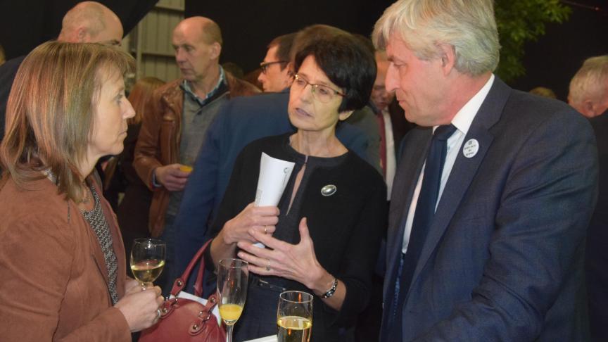 EU-commissaris Marianne Thyssen (midden) op de Agridagen in  gesprek met Sonja De Becker (links) en Hendrik Vandamme (rechts).