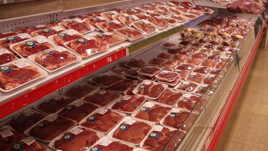 Supermarkten haalden vlees van Veviba terug. Op de foto een willekeurig vleesschap in een supermarkt.