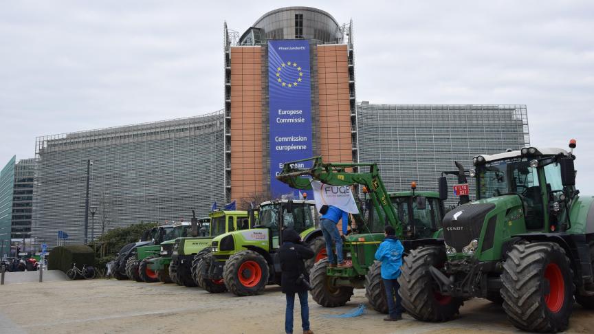 Een twintigtal tractoren begaf zich naar Brussel om te protesteren. Ongeveer de helft daarvan posteerde zich op het Schumanplein voor het Berlaymontgebouw waar de Europese Commissie huist.