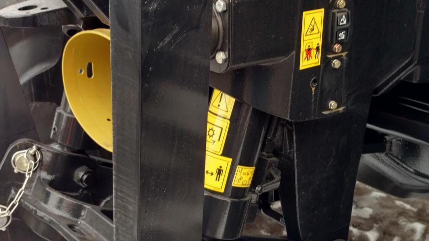 Vanaf heden plakken er veel meer stickers met talrijke indicaties in en rondom de tractor als veiligheidsverhogend aspect.