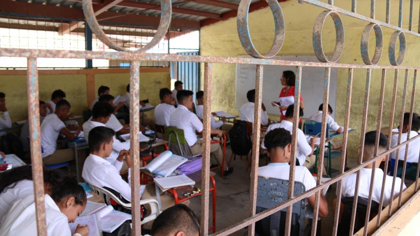 Studenten in Las Villegas, een dorpje ten noordoosten van Ecuador.