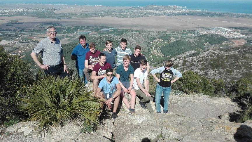 Een groep leerlingen van de school op bezoek in het Spaanse groente- en fruitmekka Valencia .