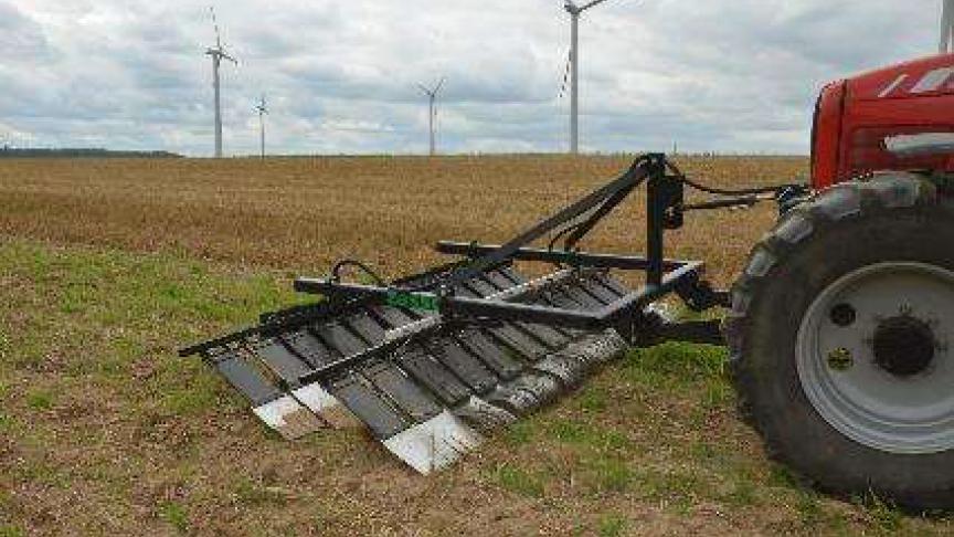 Met de applicators vooraan de tractor, wordt het veld bereden.