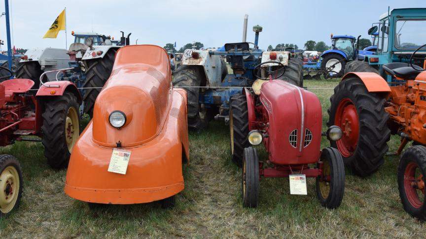 Links op foto de P312 plantagetrekker van Porsche, rechts een Junior 108S in smalspooruitvoering.