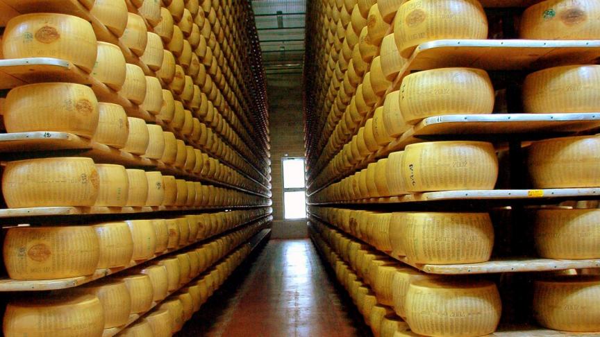 Parmigiano reggiano-kazen behoren tot de meest bekende producten van de Italiaanse landbouw.