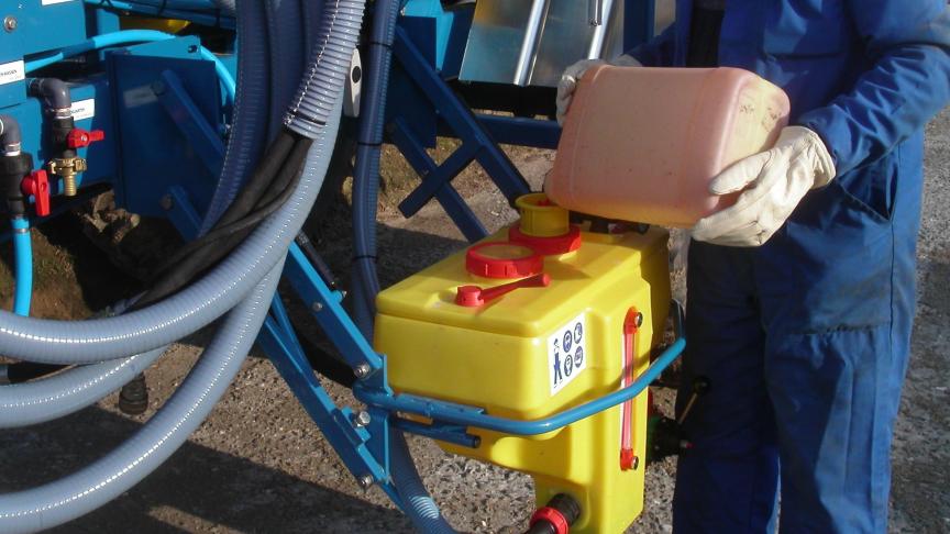 Persoonlijke  bescherming smiddelen tijdens het gebruik van gewasbeschermingsmiddelen zijn onder  andere een overall en handschoenen.