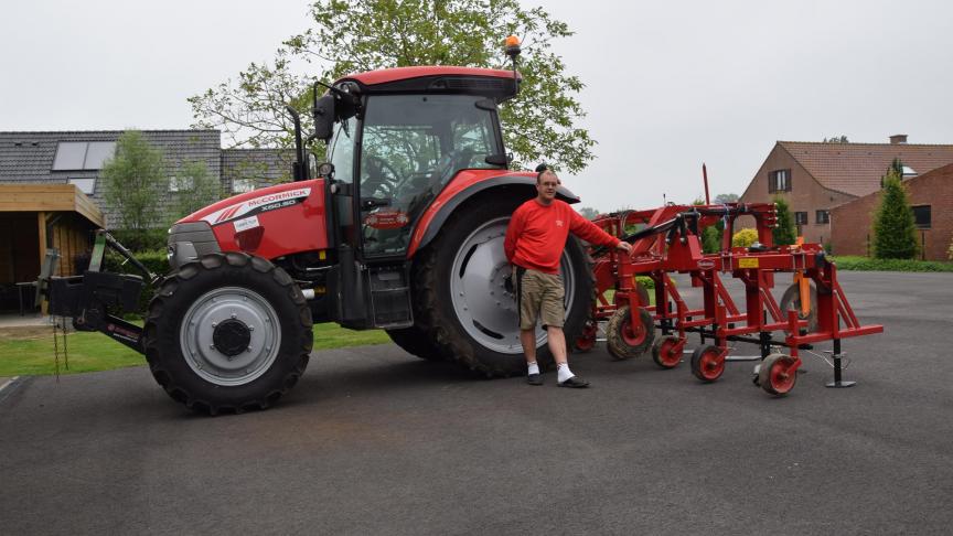 Tot zijn nieuwe schoffelmachine is aangekomen, huurt Johan een basis schoffelmachine van een landbouwer.