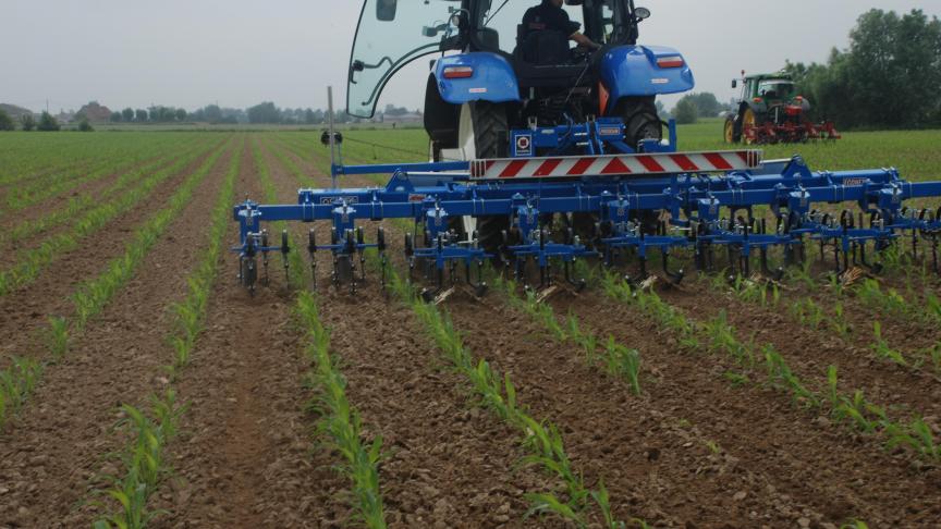 Cameragestuurd schoffelen tijdens de demomonstratie van Inagro.