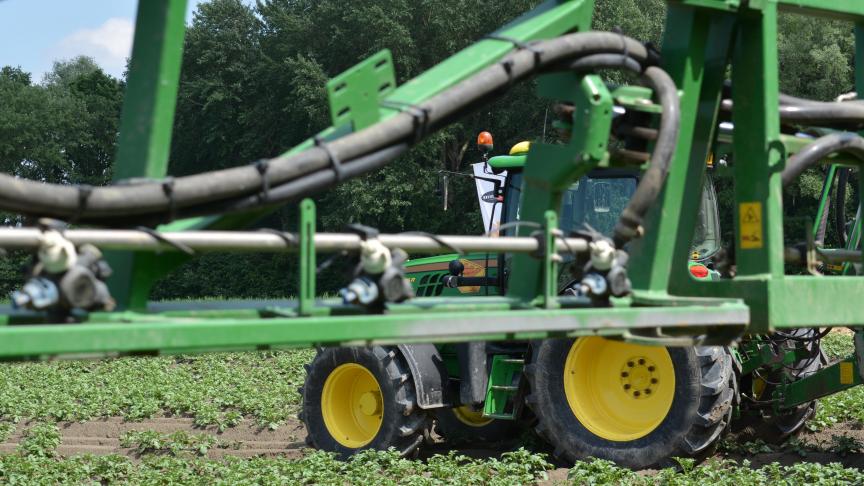 Volgens de gewasbeschermingsindustrie betekent het verbod op de zaadcoatings dat boeren vaker het veld op moeten om te spuiten.
