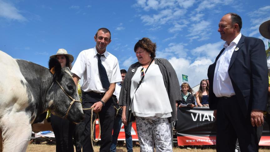 Minister van Sociale Zaken en Volksgezondheid Maggie De Block en Waals minister-president Willy Borsus bekijken goedkeurend de Witblauwe dieren tijdens de prijskamp.