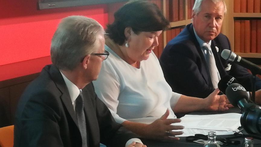 Dominique Michel (l, Comeos) en Jean Eylenbosch (r, Fevia) flankeren federaal minister van Volksgezondheid Maggie De Block (open VLD).