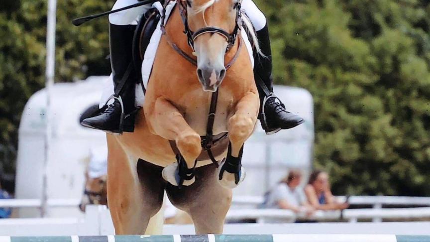 Mario Gallis met Pernelle (Liz Straden) tijdens de jumpingproef.