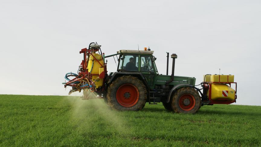 Uit onderzoek blijkt dat vaak pesticiden in landbouwgrond worden aangetroffen.