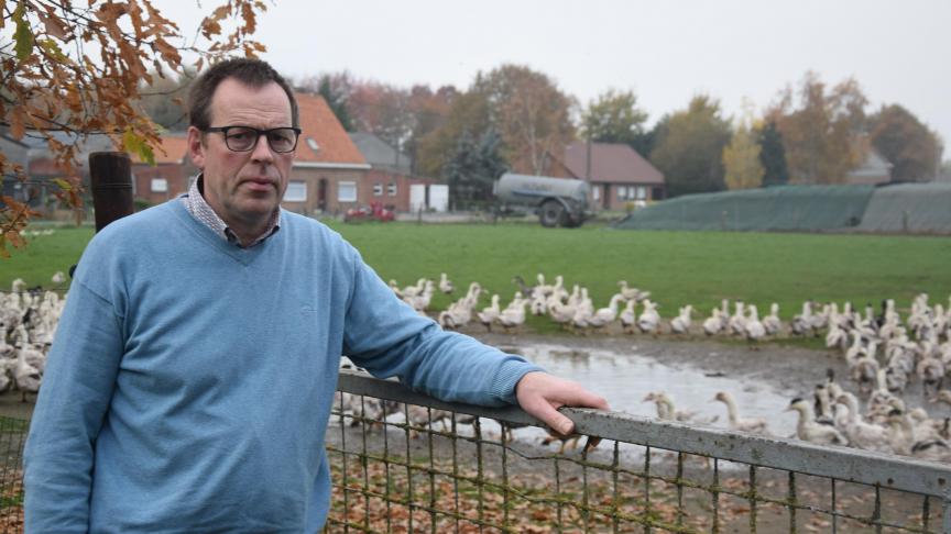 Filip Callemeyn zorgt ervoor dat de dieren van de Bekegemse foie gras in ideale  omstandigheden verzorgd worden, maar ziet zich toch omwille van dierenwelzijn  vanaf eind 2023 genekt.
