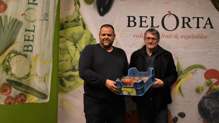 De eerste bio-minipruimtomaten van het seizoen bij Belorta werden aangeboden door Koen Van Hauteghem (Vitaetom) en gekocht door Ivan Moerman (Biofresh).