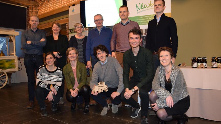 De laureaten van de eerste Newbie Award samen met het Newbie-team van de KU Leuven.