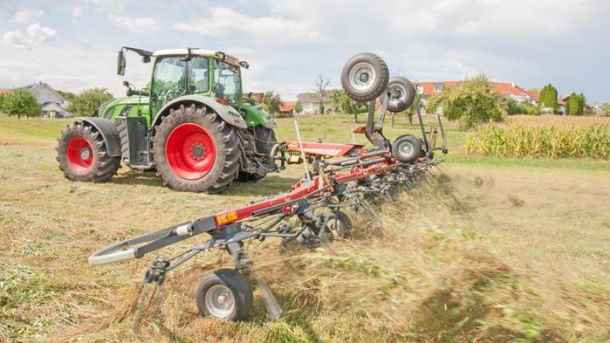 De nieuwe getrokken schudder Fanex 1124C heeft een werkbreedte van 11,24 m. Hij hoeft tijdnes het seizoen niet gesmeerd te worden.