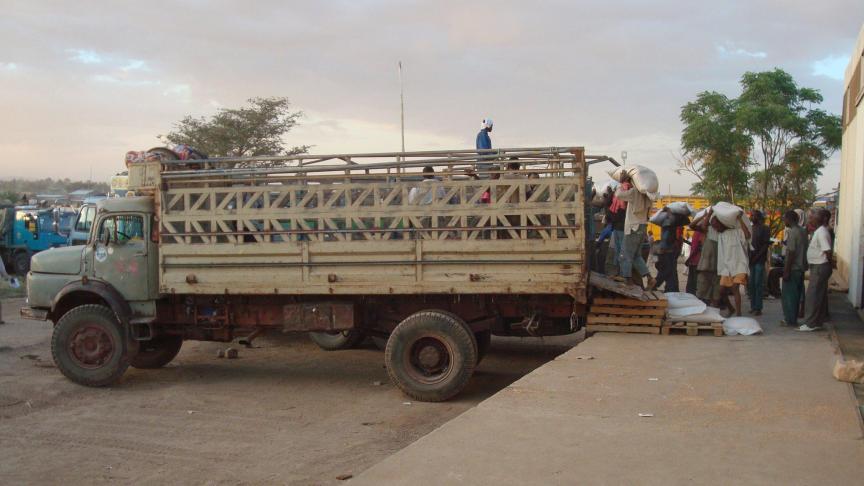 Veel voedselhulp wordt verdeeld door het World Food Programme, onderdeel van de VN. Op de foto wordt een auto met voedsel gelost in het Ethiopische Jijiga.
