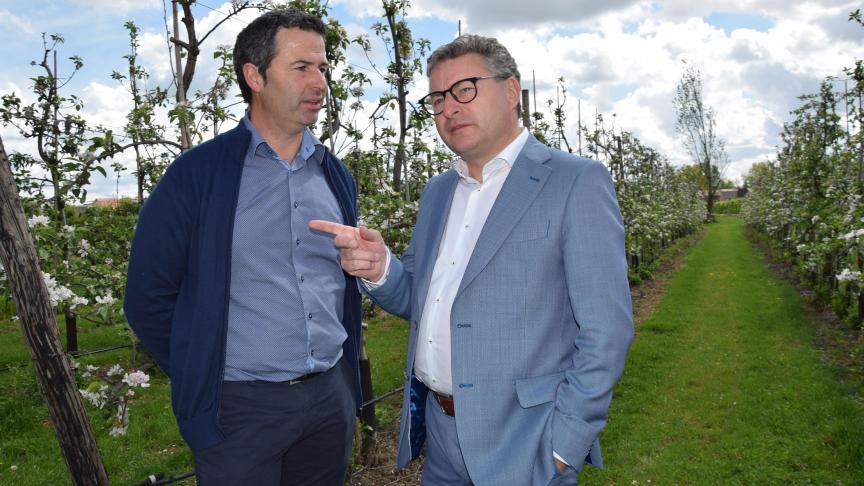 Fruitteler Mario Vanhellemont vrijdagnamiddag in gesprek met Vlaams minister van Landbouw Koen Van den Heuvel.