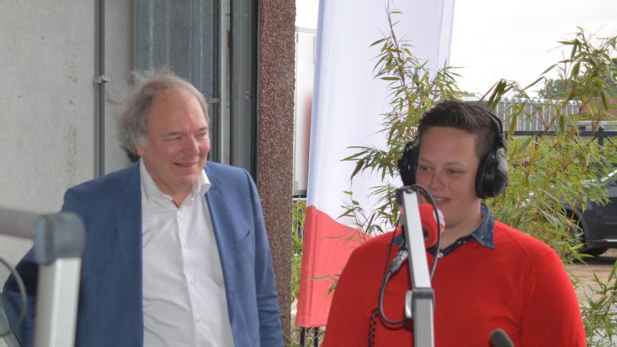 Mieke Aertsen (rechts) en haar zussen willen met Het Boerenijsje de kloof tussen boer en consument dichten. In het blauwe pak gedeputeerde Ludwig Caluwé.