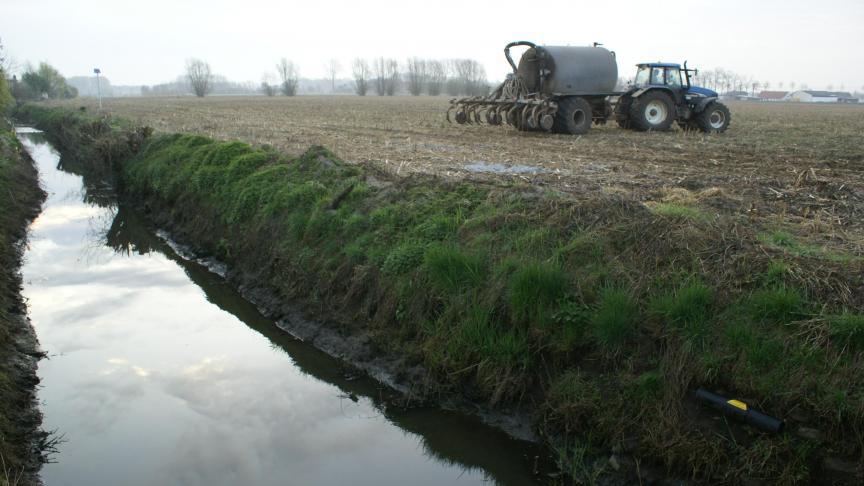 Het mestactieplan moet de nitraatvervuiling van de Vlaamse rivieren beter onder controle brengen.