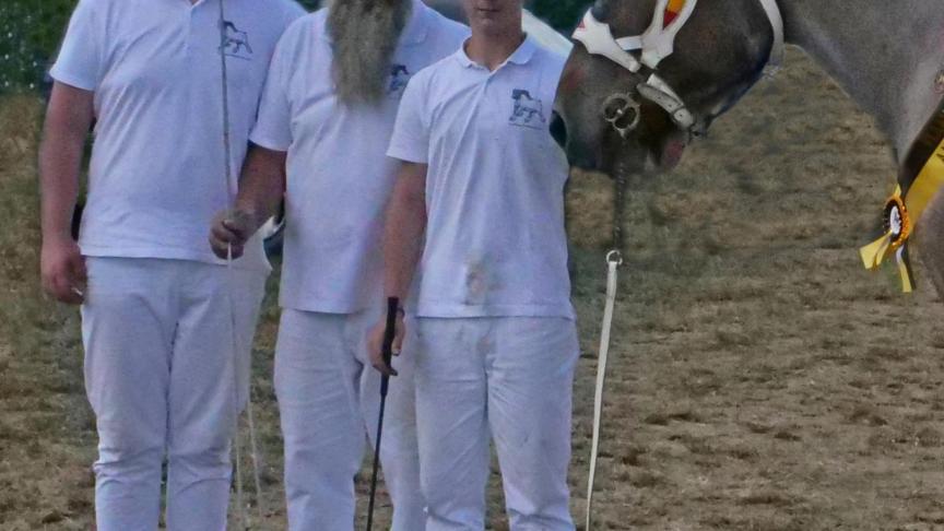 Pater familias Wilfried Verdoodt, alias Jezus van Malderen, temidden van zijn kleinzonen Sam (links) en Jordan (rechts).