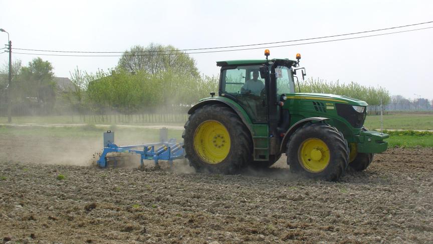 Niet-kerende bodembewerking met toegepaste grasklaver maaimeststof