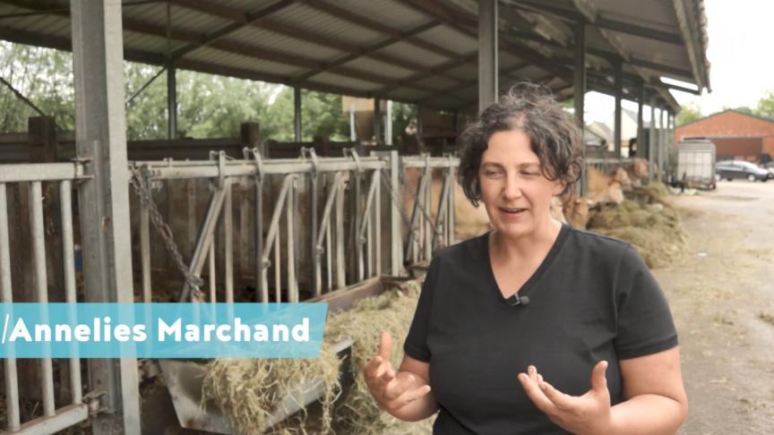 Veehoudster Marchand legt in de documentaire uit hoe noodzakelijk het is dat boeren grond kunnen verwerven.