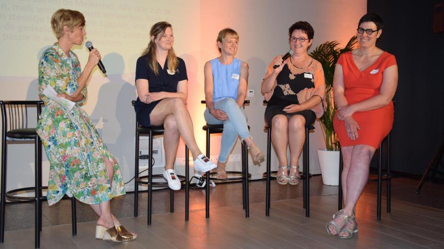 Gastvrouw Ilse Van Hoecke in gesprek met (v.l.n.r.) Celine en Evelyn Van Speybrouck, Martine Kinnart en Nancy Sercu.