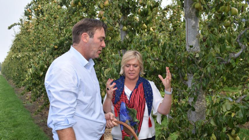 Vautmans vindt dat de fruitteelt ondersteuning verdient. Op de foto bezoekt ze een boomgaard samen met federaal landbouwminister Denis Ducarme.