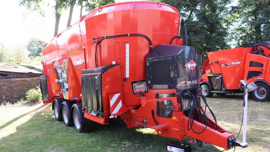 De zware voermengwagen krijgt een CVT-aandrijving. Hierdoor kunnen kleinere tractoren ook ingezet worden.