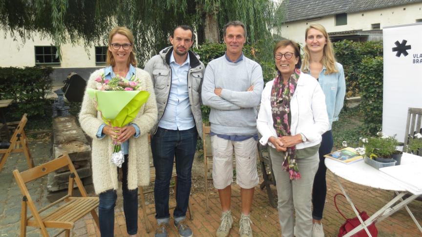 Luc Theys en An Verboomen van zorgboerderij Herendaelhof uit Lubbeek kregen van het Steunpunt Groene Zorg, samen met gedeputeerde Monique Swinnen, een attentie als één van de zorgboerderijen van het eerste uur.