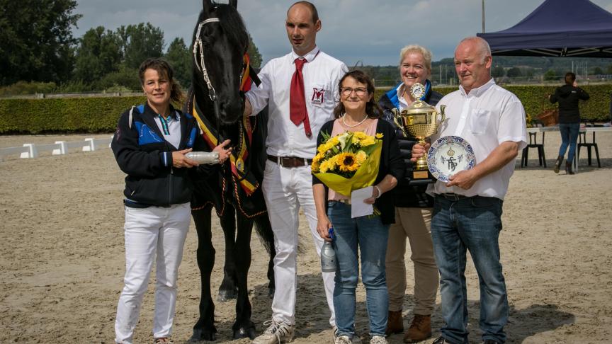 Familie Meeus uit Arendonk met de nationale kampioenmerrie Onyx van ’t Wilbroek.