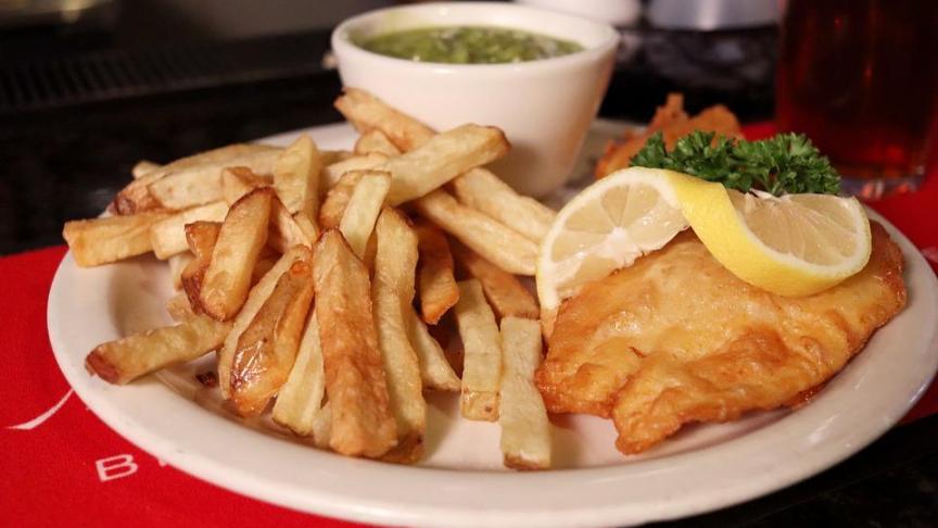 Britse voedingsbedrijven en consumenten leggen voorraden aan van onder meer diepgevroren groenten en aardappelen voor hun fish and chips.