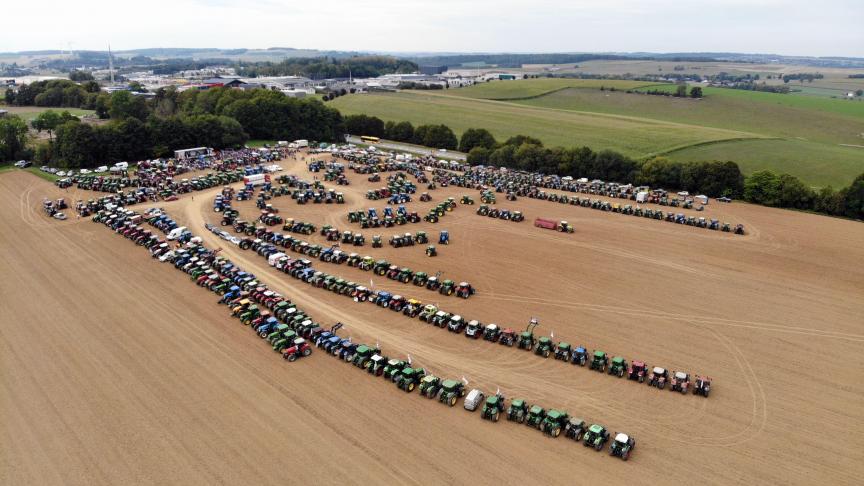 Aan de herdenking van de melkacties in 2009 namen honderden boeren en vele tientallen tractoren deel.