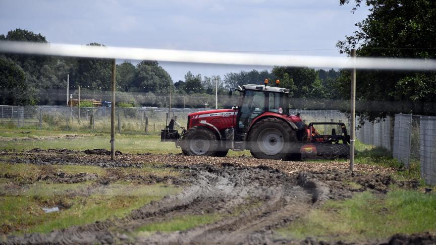 Als tractoren de weg op gaan is het meenemen van modder onvermijdelijk. Met een campagne wil West-Vlaanderen enerzijds de vervuilers wijzen op het voorkomen van modder op de weg en anderzijds weggebruikers waarschuwen door aangepaste signalisatie.