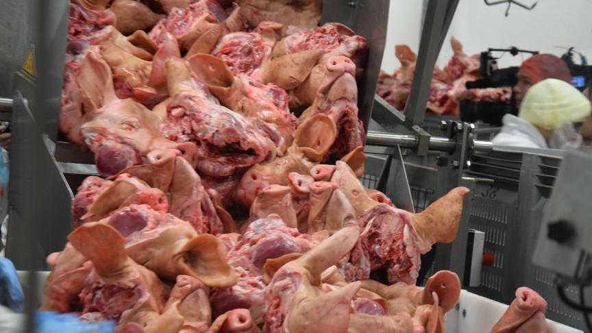 In een poging om de Chinese markt wat af te koelen, wordt op 19 september 10.000 ton diepgevoren varkensvlees uit Frankrijk, de VS, Duitsland en Denemarken op de markt gebracht
