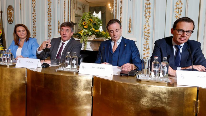 Minister-president Jan Jambon stelde het regeerakkoord voor, in aanwezigheid van de partijvoorzitters Gwendolyn Rutten (Open VLD), Bart De Wever (N-VA) en Wouter Beke (CD&V).