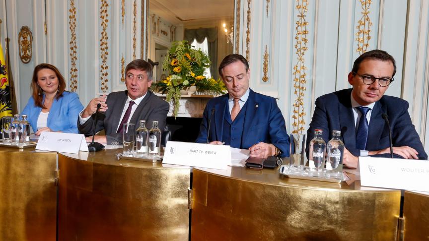 Vlaams minister-president Jan Jambon lichtte samen met de partijvoorzitters Gwendolyn Rutten (Open VLD), Bart De Wever (N-VA) en Wouter Beke (CD&V) de hoofdpunten van het nieuwe Vlaams regeerakkoord toe.