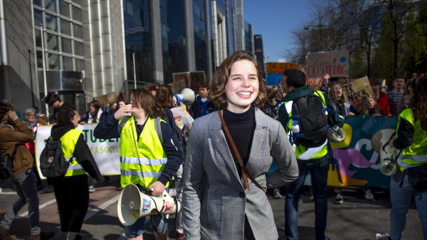 Klimaatactiviste Anuna De Wever tijdens de 13e editie van de klimaatmars, georganiseerd door 
