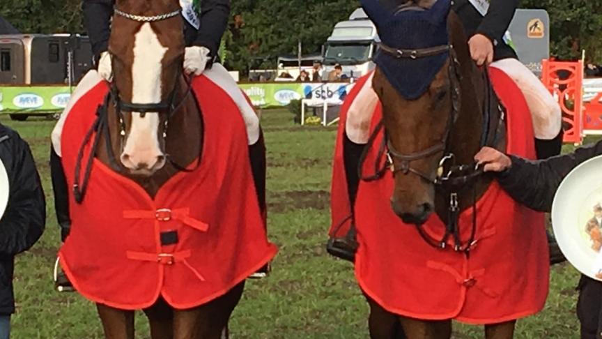 Dressuurkampioen Stijn Rombouts met Lars van de Hoenderheide en (rechts) jumpingkampioen Jeroen Geerts met Japrilli van Hasselt. Allebei van RV-Sint-Lenaarts.