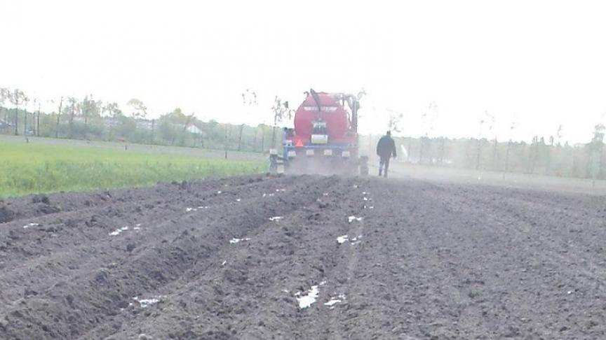 De boer bleef zijn mouw vastzitten in de aandrijfas, waardoor hij werd meegesleurd. De foto staat los van het accident.