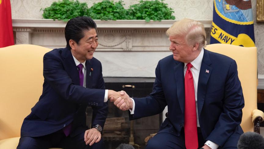 Abe (links) en Trump tijdens een topconferentie.