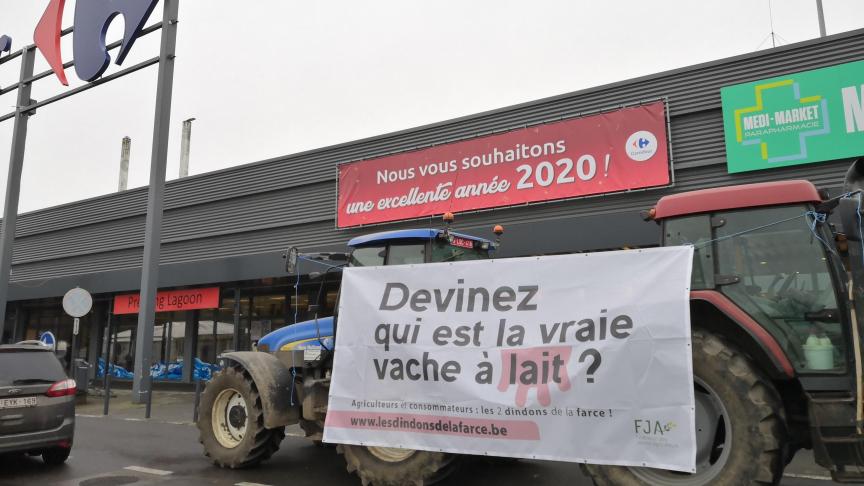 Jonge Waalse boeren voerden vorige zaterdag actie aan heel wat warenhuizen. Ze vragen aandacht voor de prijsvorming.