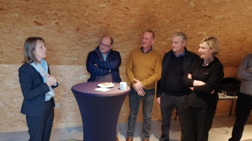 Minister Crevits (uiterst rechts) bezocht vrijdag een varkenshouderij en Inagro, een centrum voor praktijkonderzoek in West-Vlaanderen. Ze sprak er onder meer met Boerenbond-voorzitter Sonja De Becker (uiterst links).