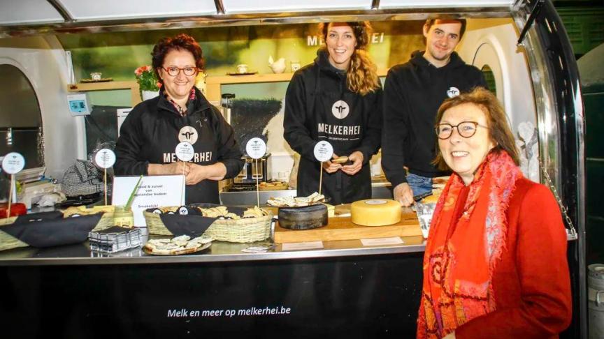 Monique Swinnen, gedeputeerde van Land- en tuinbouw in Vlaams-Brabant met de winnaars van vorig jaar, zuivelbedrijf Melkerhei.