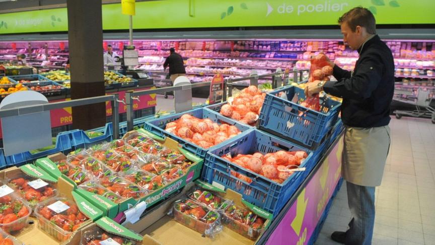 De supermarktschappen zijn en blijven voorlopig goed gevuld. Toch moet de overheid stappen zetten om dit ook over langere periode te verzekeren, aldus voedingssector en landbouw.