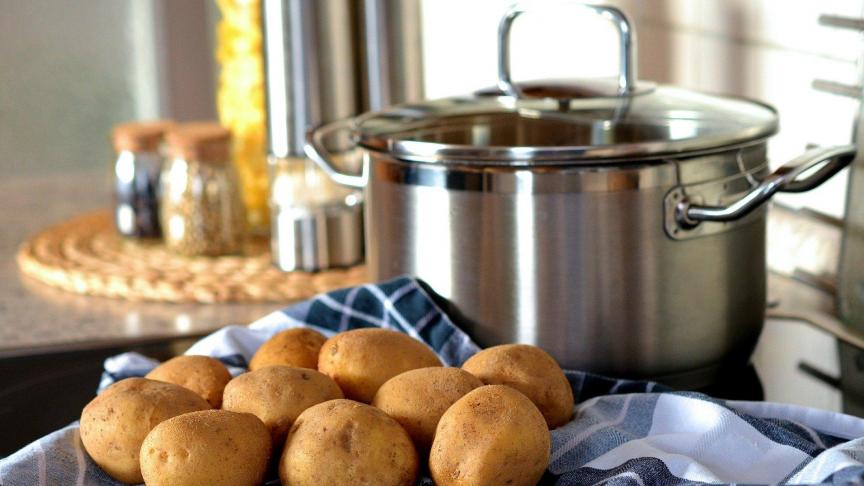 Thuis is veruit de belangrijkste consumptieplaats voor aardappelen en aardappelbereidingen. Friet is hierop de uitzondering en wordt vaker buitenshuis gegeten of buitenshuis afgehaald.